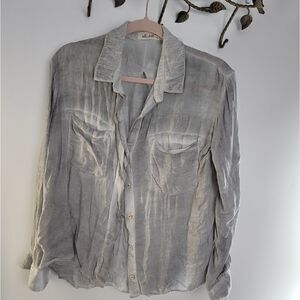 Bella Dahl bray distressed split hem button up top